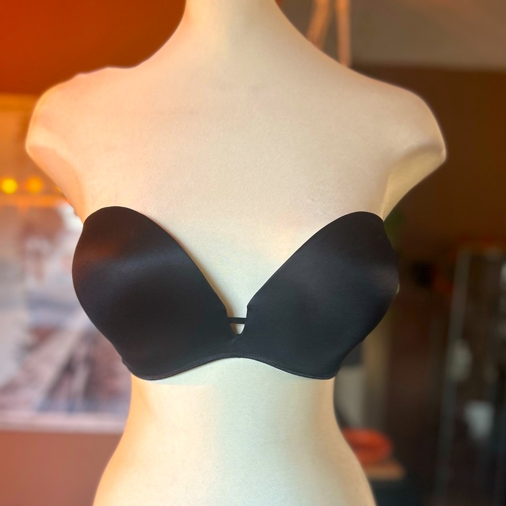 Black strapless bra